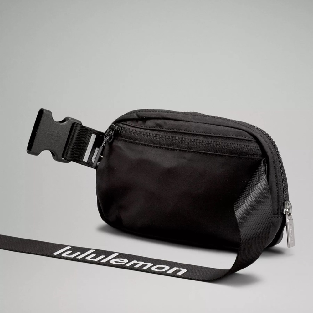LAST ONES!! 🆕 NWT EXTENDED STRAP lululemon everywhere belt bag - black/white - Picture 14 of 15